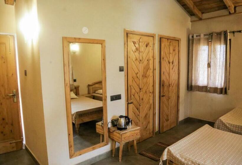 سرير فى غرفة مشتركه, Osho Himalayas Wellness Resort
