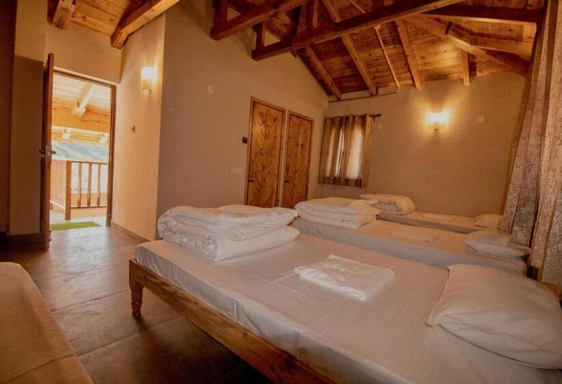 سرير فى غرفة مشتركه, Osho Himalayas Wellness Resort