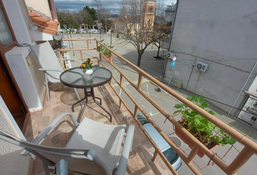 غرفة قياسية رباعية, вила радеви