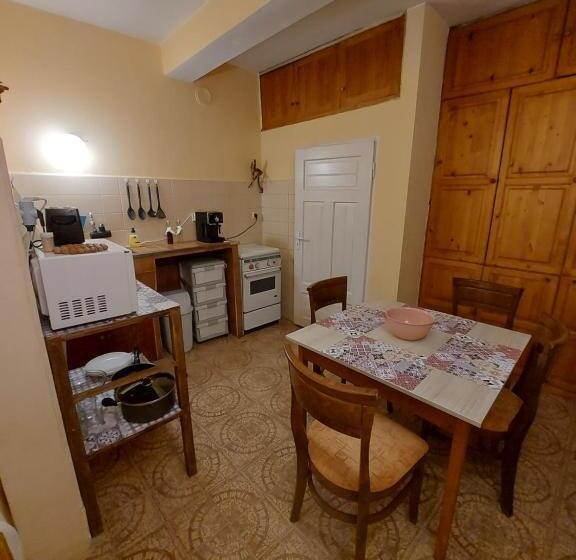 غرفة عائلية, вила радеви