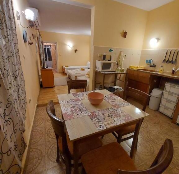 غرفة عائلية, вила радеви