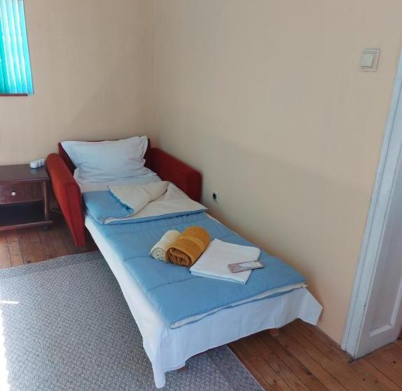 غرفة عائلية, вила радеви