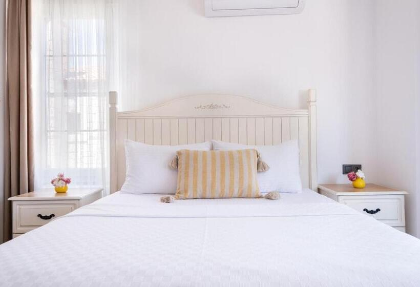 جناح جونيور, Caliza Alaçatı