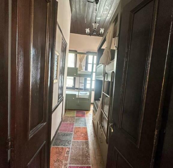 اتاق چهار تخته با دستشویی مشترک, Lords Hostel & Pub