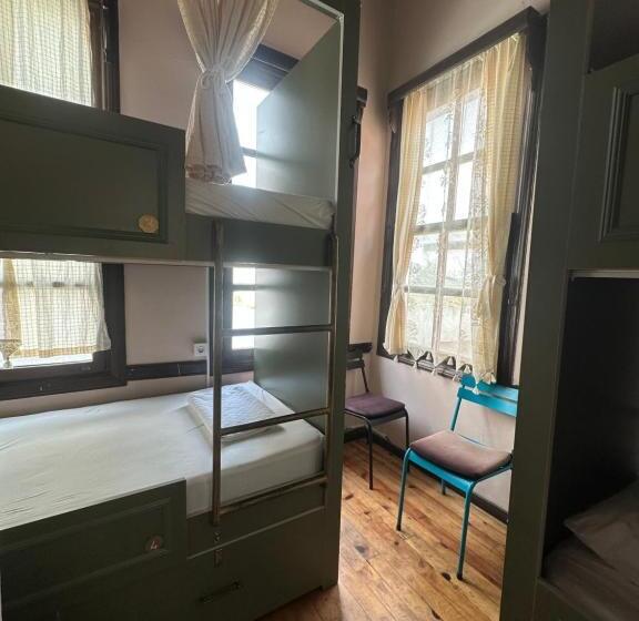 اتاق چهار تخته با دستشویی مشترک, Lords Hostel & Pub