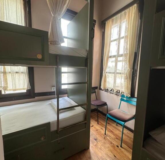 اتاق چهار تخته با دستشویی مشترک, Lords Hostel & Pub