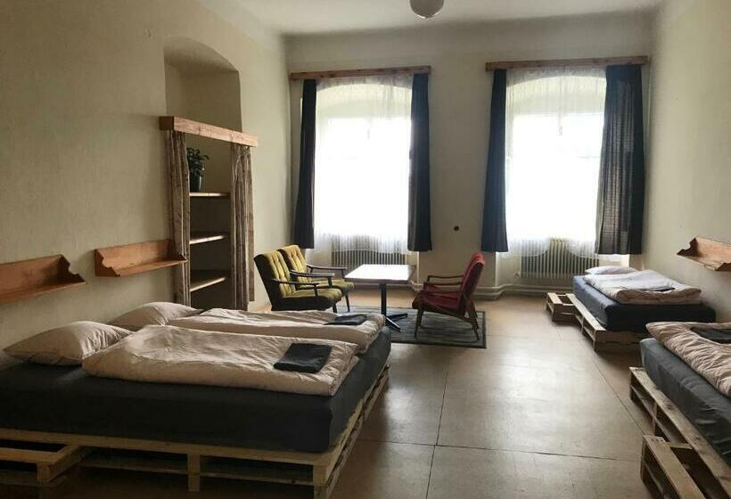 חדר משפחתי חדר אמבטיה משותף, Nezámek