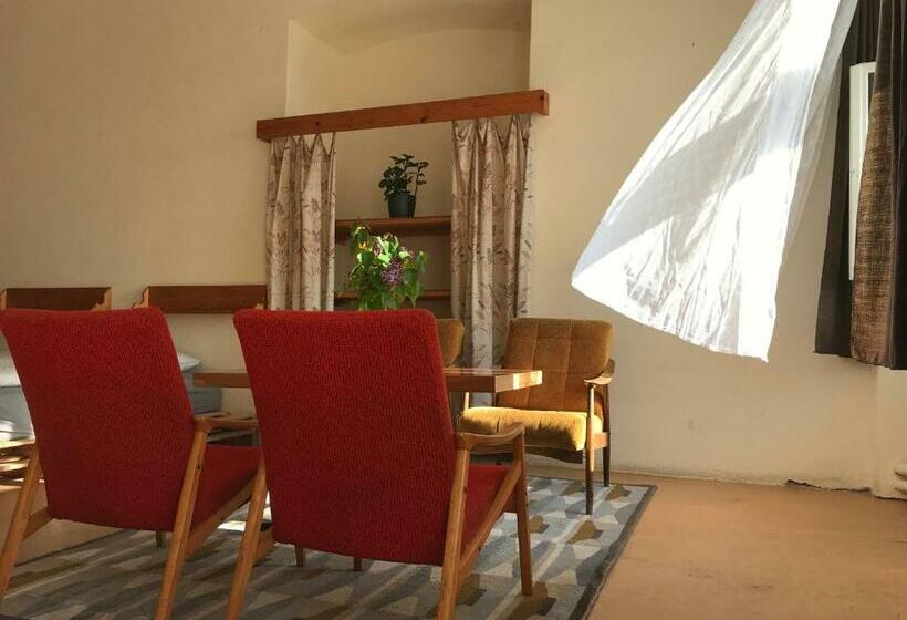 חדר משפחתי חדר אמבטיה משותף, Nezámek