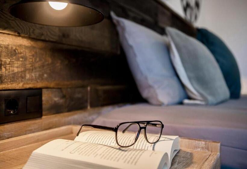 스탠다드 스튜디오, Castro Mesembria Boutique