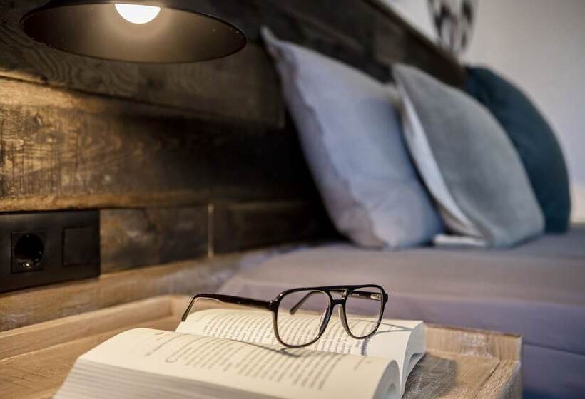 스탠다드 스튜디오, Castro Mesembria Boutique