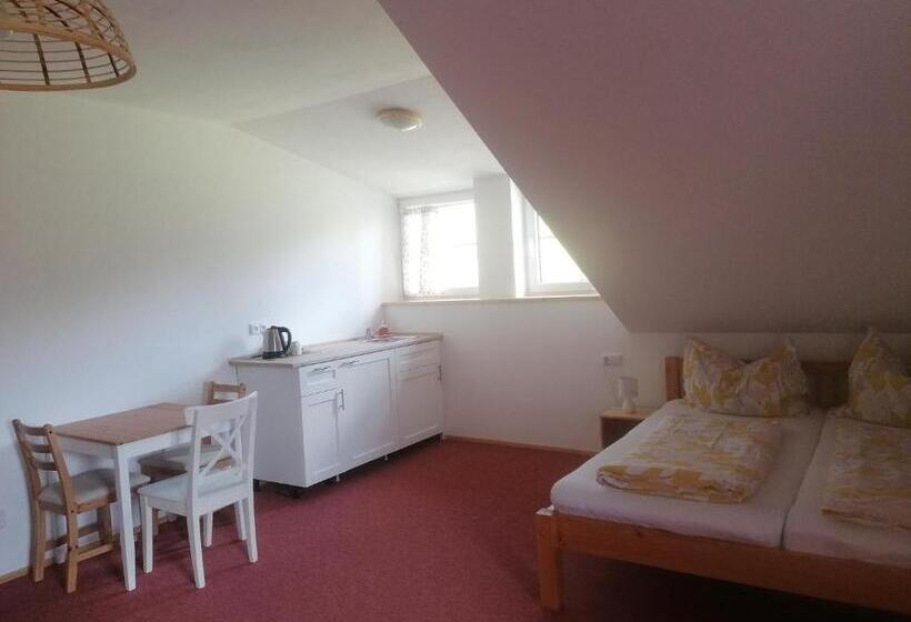 חדר סטנדרט לשלושה עם מרפסת, Penzion Henke