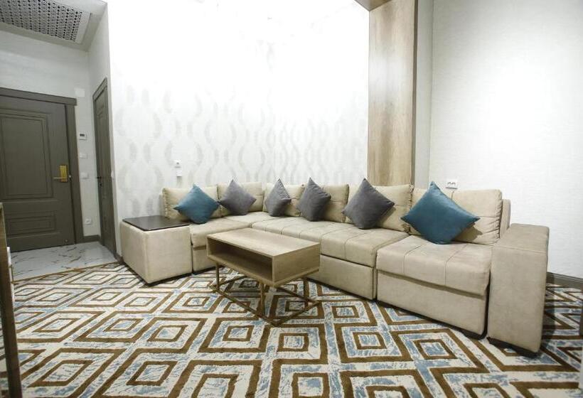 سوییت, Khan Palace