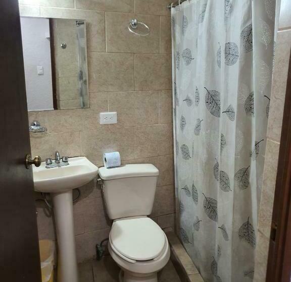 חדר סטנדרט לארבעה, Plaza