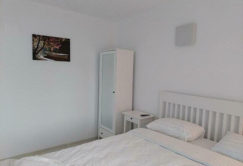 Семейный Номер, Vila De Pe Lac Amara