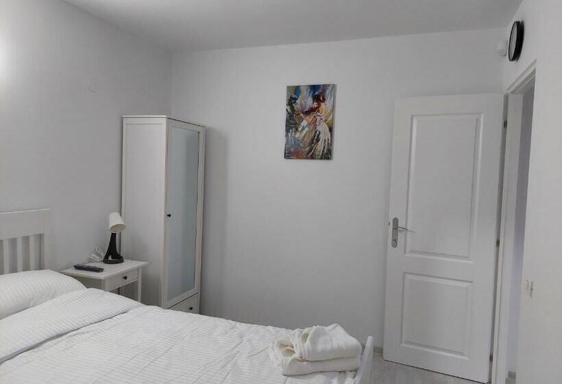 Семейный Номер, Vila De Pe Lac Amara