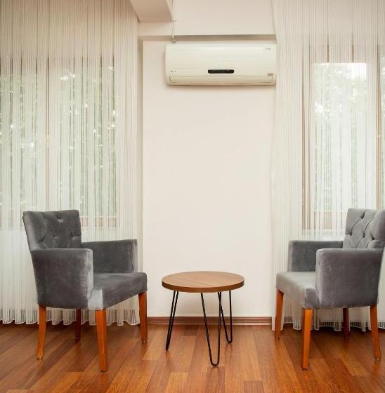 Camera Tripla Standard, Türkler Suite