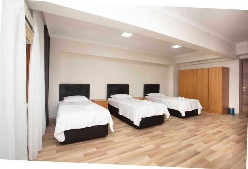 Camera Tripla Standard, Türkler Suite