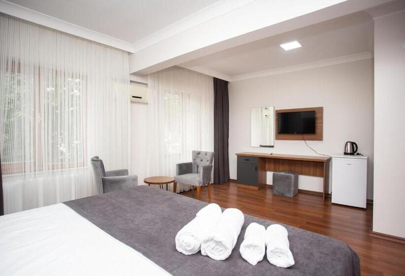 Camera Tripla Standard, Türkler Suite