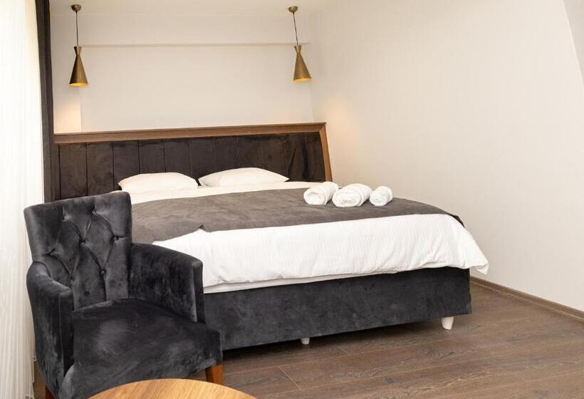 Camera Deluxe, Türkler Suite