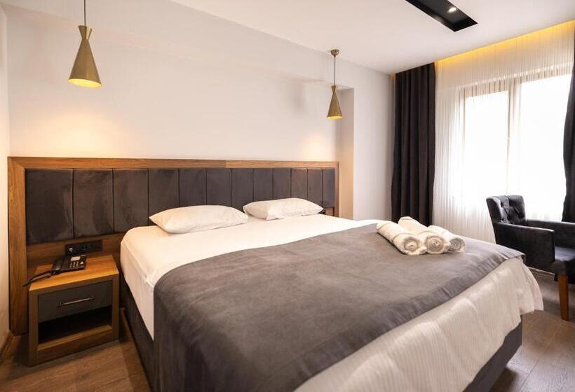 Camera Deluxe, Türkler Suite