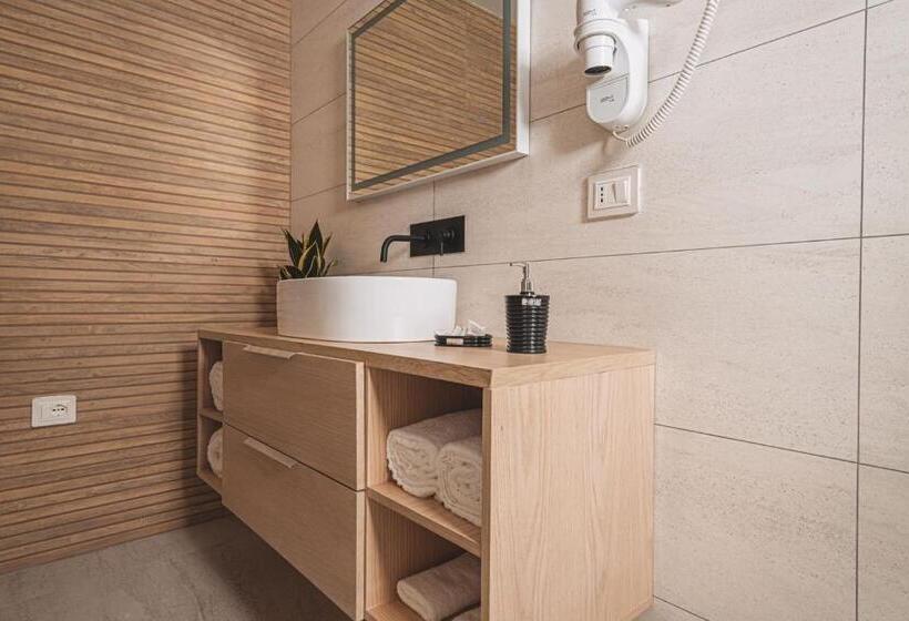 اتاق لوکس با بالکن و چشم‌انداز دریا, Grand Mirage