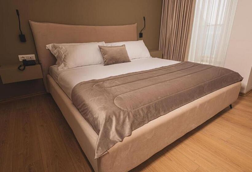 اتاق لوکس با بالکن و چشم‌انداز دریا, Grand Mirage