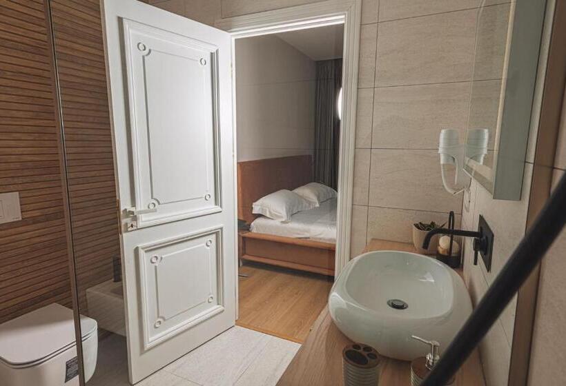 اتاق لوکس با بالکن و چشم‌انداز دریا, Grand Mirage