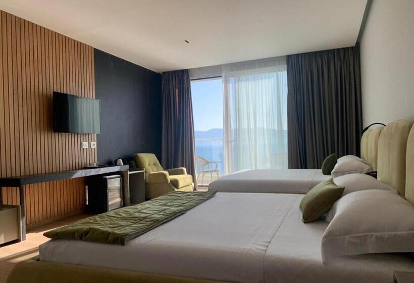 اتاق استاندارد چهار تخته با چشم‌انداز دریا, Grand Mirage