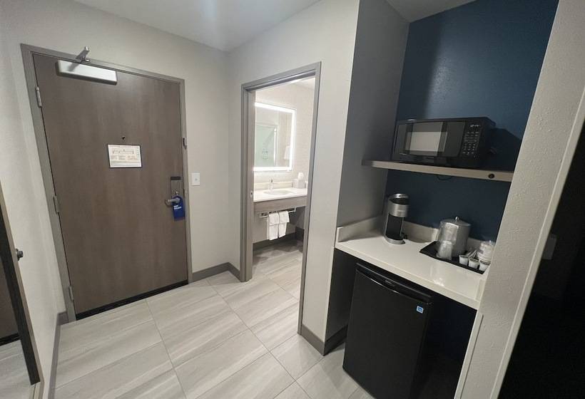 جناح, Holiday Inn Express & Suites   Tomah, An Ihg