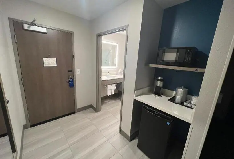 キングサイズベッドのスイートルーム, Holiday Inn Express & Suites   Tomah, An Ihg