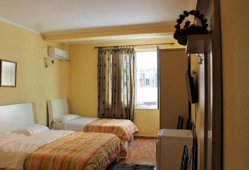 חדר סטנדרט לשלושה עם נוף צדדי לים, Kristal