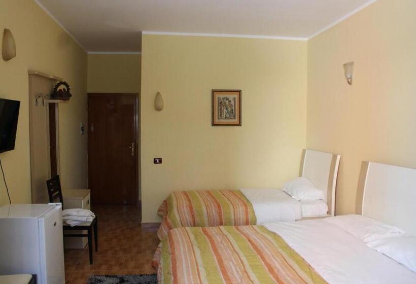 חדר סטנדרט לשלושה עם נוף צדדי לים, Kristal