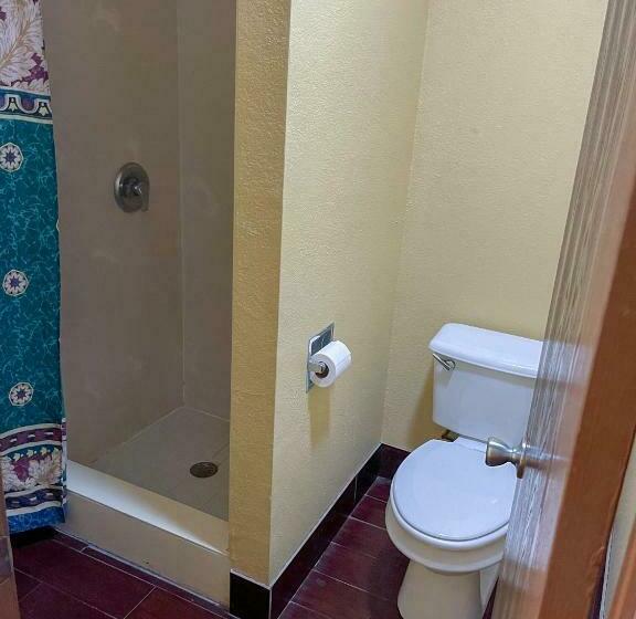 غرفة قياسية سرير كينج, Deluxe Inn & Suites