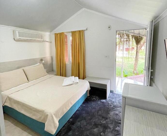 Quarto Triplo Standart, Moy Side