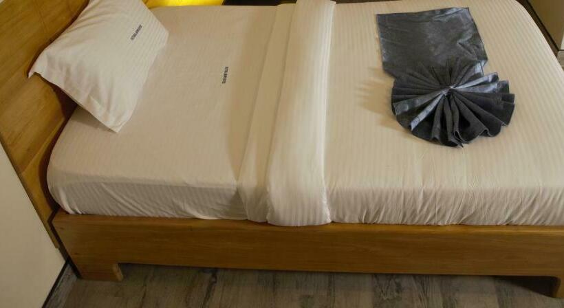 اتاق لوکس, Victoria Mews