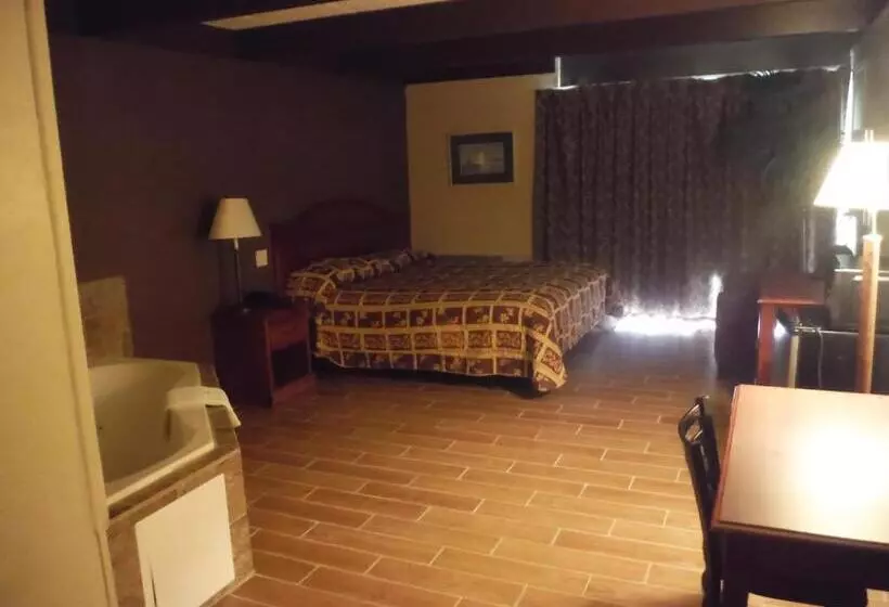 キングサイズベッドのスタンダードルーム, Budgetel Inn & Suites