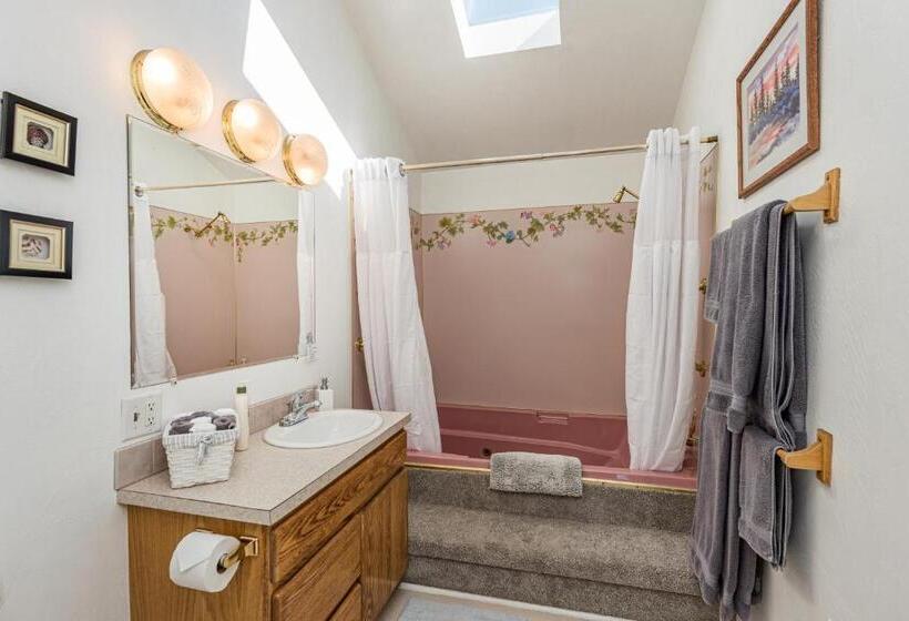 스위트 킹사이즈 침대, Juan De Fuca Cottages
