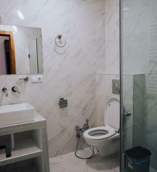 اتاق خانوادگی با چشمانداز کوه, Elsi