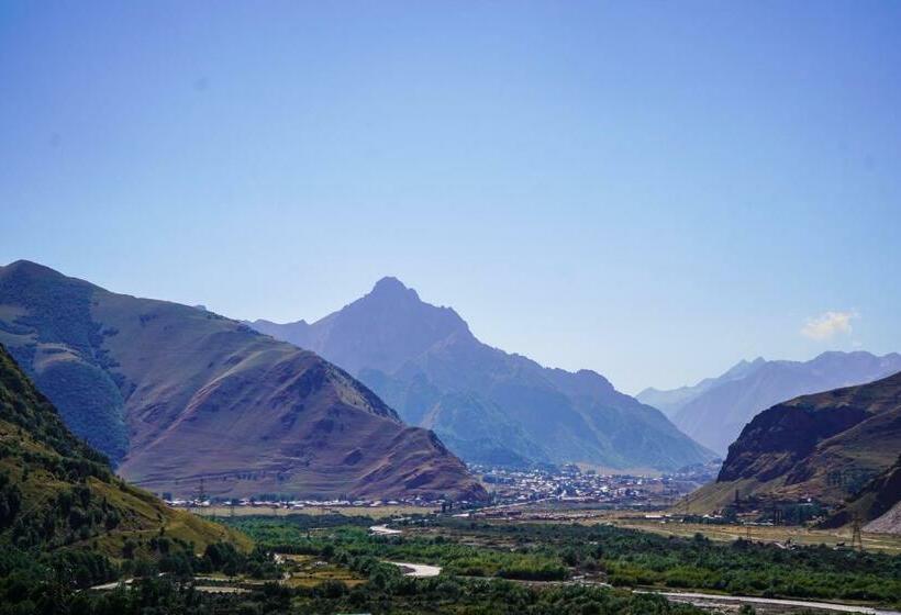 اتاق خانوادگی با چشمانداز کوه, Elsi