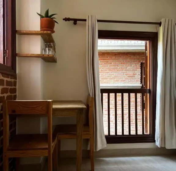 استودیوی لوکس, Kgh Patan