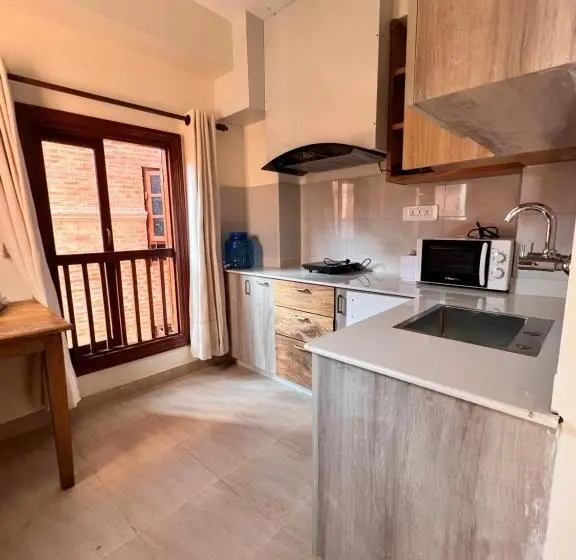 استودیوی لوکس, Kgh Patan