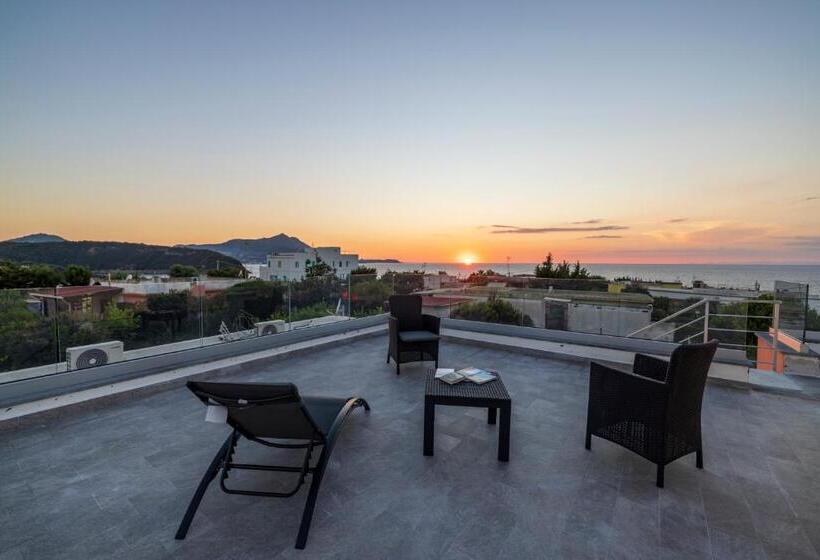 اتاق سه نفره سوپریور با چشمانداز دریا, Le Rondinelle Rooms