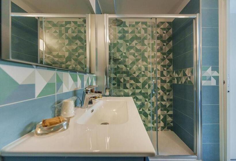 اتاق سه نفره سوپریور با چشمانداز دریا, Le Rondinelle Rooms