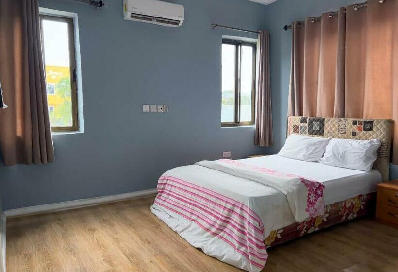 اتاق اکونومی, T’s Place