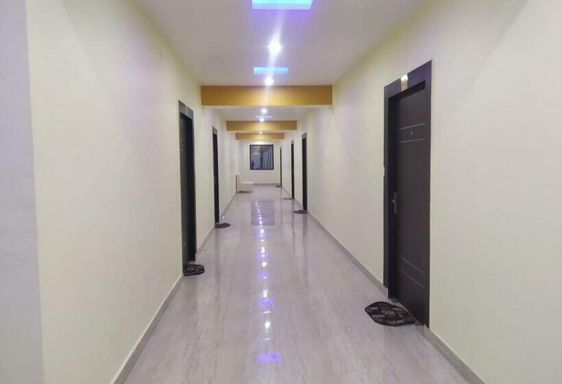 Deluxe Room, Collection O Hotel Starfield