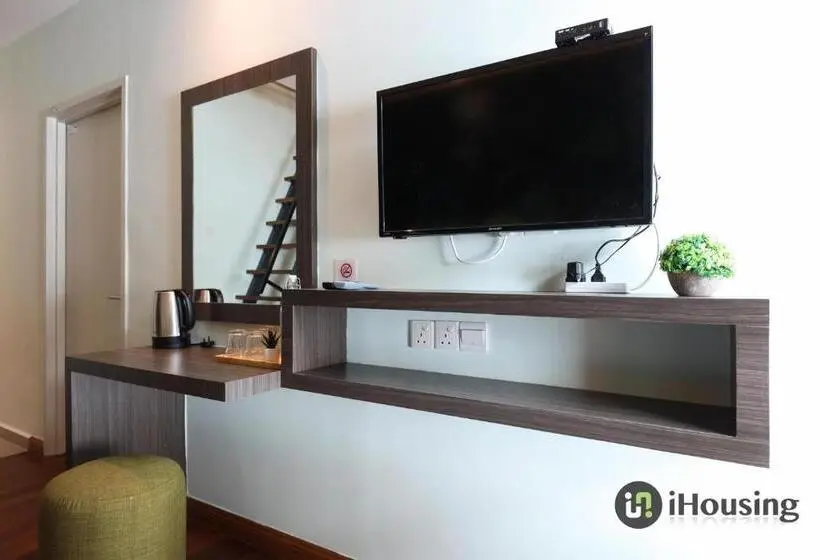اتاق خانوادگی, Trevor Hotel By I Housing