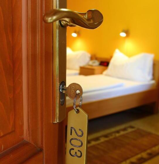 Номер Стандарт, Adalbert Szent György Ház