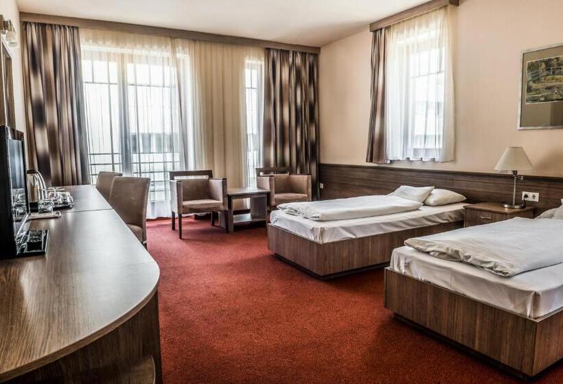 غرفة بريميوم, Három Gúnár