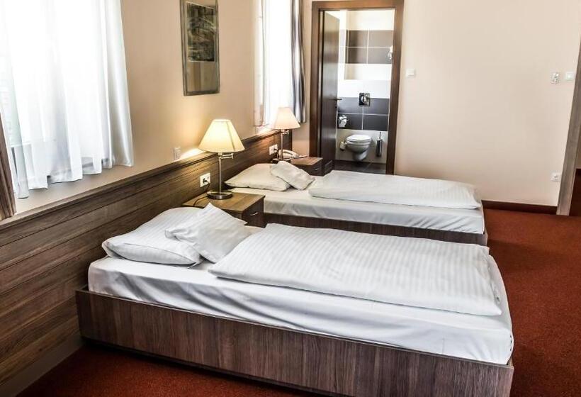 غرفة بريميوم, Három Gúnár