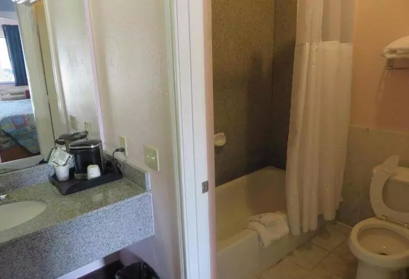 キングサイズベッドのスタンダードルーム, Travelers Inn And Suites Liberty